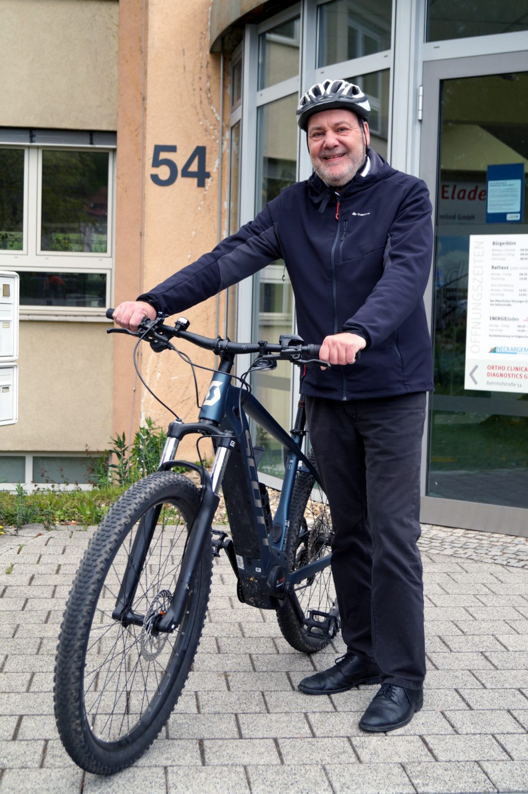 Frank Volk vor dem Rathaus mit E-Bike